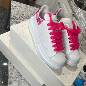 White/ Electric pink size. 39 (9 in women 7 in men) sneaker Alexander McQueen